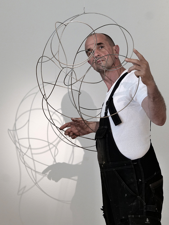 freudige Gedanken - Luftobjekt, Stahl und Draht, lackiert, Länge 120 cm, 2023